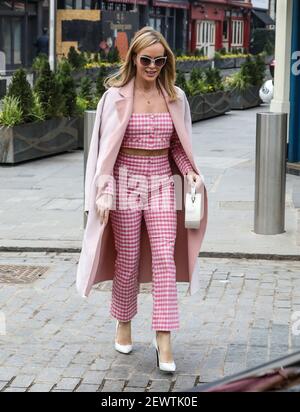 London, Großbritannien. März 2021, 03rd. Amanda Holden sah, wie sie nach ihrer Heart FM-Show in den Global Radio Studios in London ausscheidete. Kredit: SOPA Images Limited/Alamy Live Nachrichten Stockfoto