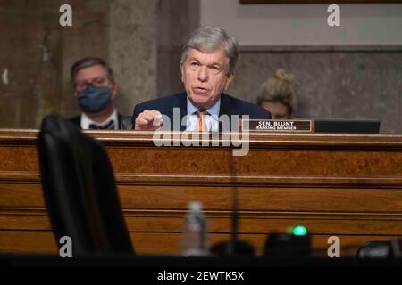 Washington, DC, USA. März 2021, 03rd. Der US-Senator Roy Blunt (Republikaner von Missouri), Mitglied der Rangliste des US-Senatsausschusses für Regeln und Verwaltung, stellt eine Frage während der Anhörung zur Homeland Security und Governmental Affairs/Rules and Administration des Senats, um den Angriff auf das US-Kapitol am 6. Januar 2021 auf dem Capitol Hill in Washington, DC, USA, zu untersuchen. 03. März 2021.Quelle: Shawn Thew/Pool via CNP.Quelle: dpa/Alamy Live News Stockfoto