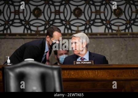 Washington, DC, USA. März 2021, 03rd. Senator der Vereinigten Staaten Rob Portman (Republikaner von Ohio), Mitglied des Rankings, Ausschuss des US-Senats für innere Sicherheit und Regierungsangelegenheiten, spricht mit einer Hilfe während der Anhörung des Senats für innere Sicherheit und Regierungsangelegenheiten/Regeln und Verwaltungsangelegenheiten, um den Angriff auf das US-Kapitol auf dem Capitol Hill in Washington am 6. Januar 2021 zu untersuchen, DC, USA, 03. März 2021.Quelle: Shawn Thew/Pool via CNP Quelle: dpa/Alamy Live News Stockfoto