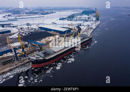 02-02-2021 Riga, Lettland. Logistik und Transport von International Container Cargo Schiff mit Schlepper im Meer, Frachtverkehr, Shippin Stockfoto