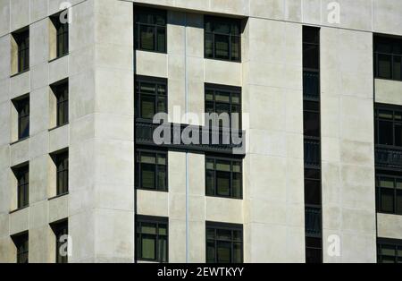 Kommerzielles Hochhaus mit weißer Beton- und Glasfassade in San Diego, Kalifornien, USA. Stockfoto