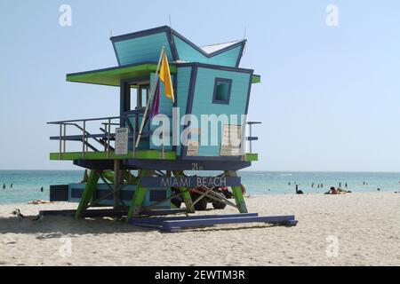 Rettungsschwimmer Stand in Miami Beach, FL, USA Stockfoto