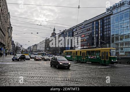 Straßenverkehr und Stadtbahn auf der Haupteinkaufsstraße Mannerheimimintie in Helsinki, Finnland Stockfoto