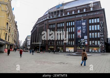 Kolmen sepan aukio, (drei Smiths Platz) an der Kreuzung von Aleksanterinkatu und Mannerheimintie. (Haupteinkaufsstraßen), und das Hauptgeschäft, Stockfoto