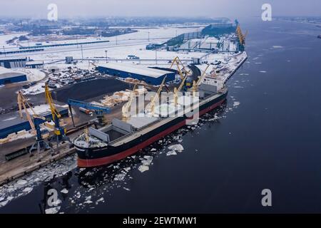 02-02-2021 Riga, Lettland. Logistik und Transport von International Container Cargo Schiff mit Schlepper im Meer, Frachtverkehr, Shippin Stockfoto