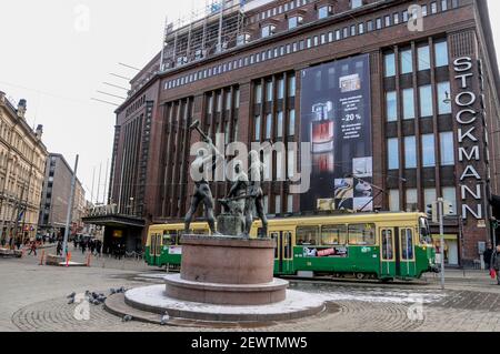 Kolmen sepan aukio, (drei Smiths Platz) an der Kreuzung von Aleksanterinkatu und Mannerheimintie. (Haupteinkaufsstraßen), und das Hauptgeschäft, Stockfoto