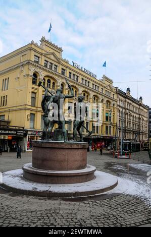 Kolmen sepan aukio, (Platz der drei Schmiede) an der Kreuzung von Aleksanterinkatu und Mannerheimintie. (Haupteinkaufsstraßen) und die Stockfoto