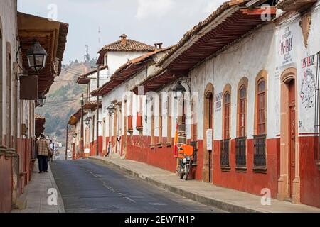 Traditionelle kolonial-indigene rot-weiße lehmziegelhäuser und Restaurants in der Stadt Pátzcuaro, Michoacán, Mexiko Stockfoto