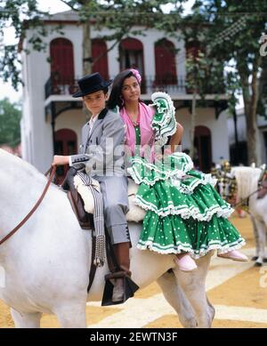 Spanien. Andalusien. Die Jerez Pferdemesse. Kinder in Kostümen auf dem Rücken des Pferdes. Stockfoto