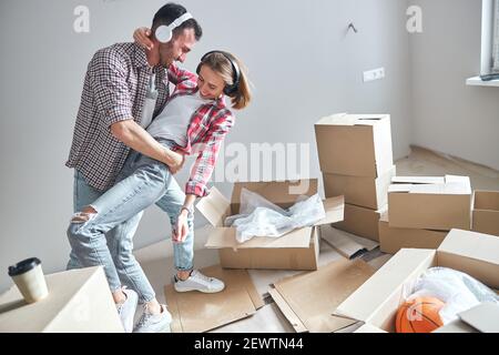 Das Paar genießt den Partnertanz in ihrem neuen Zuhause Stockfoto