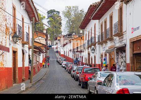 Traditionelle koloniale indigene rot-weiße lehmziegelhäuser und Geschäfte in der Stadt Pátzcuaro, Michoacán, Mexiko Stockfoto