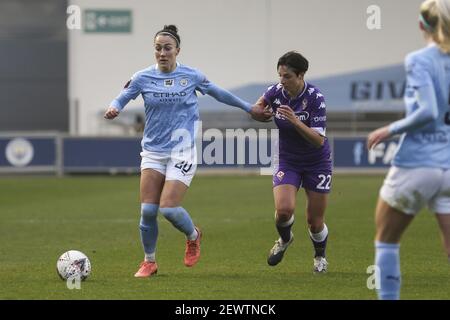 Manchester, Großbritannien. März 2021, 03rd. Lucy Bronze (#20 Manchester City) im Wettbewerb gegen Sara Baldi (#22 Fiorentina) während der UEFA Women's Champions League Runde von 16 Spiel zwischen Manchester City und Fiorentina im Academy Stadium, Manchester, Großbritannien. Kredit: SPP Sport Presse Foto. /Alamy Live Nachrichten Stockfoto