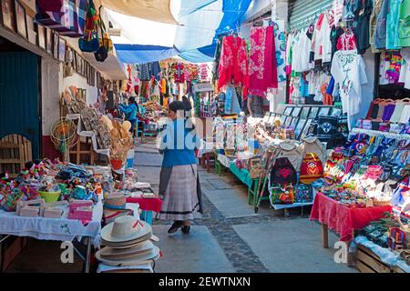 Marktstände mit regionalem Kunsthandwerk, handgefertigten Textilien und Kunstwerken auf der Insel Isla de Janitzio im See Pátzcuaro, Michoacán, Mexiko Stockfoto