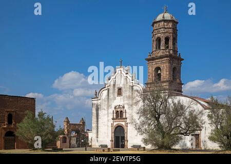 Kirche San Francisco aus dem 16th. Jahrhundert in der Klosteranlage im Dorf Tzintzuntzan am Ufer des Sees Pátzcuaro, Michoacán, Mexiko Stockfoto