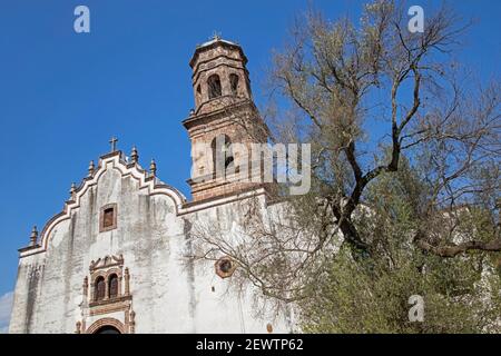 Kirche San Francisco aus dem 16th. Jahrhundert in der Klosteranlage im Dorf Tzintzuntzan am Ufer des Sees Pátzcuaro, Michoacán, Mexiko Stockfoto