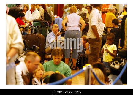 Ein Streik in Heathrow bringt den Flughafen Terminal 4 nach Ein virtuelles Standstillpic David Sandison 11/8/2005 Stockfoto