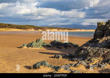 Pillow Lava am Nordufer von Llanddwyn Island und Newborough Beach, Isle of Anglesey, Wales Stockfoto