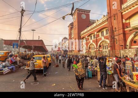 Historische Howrah Bahnhof mit Blick auf Pendler, Street Shops und Taxi-Stand in Kalkutta, Indien Stockfoto