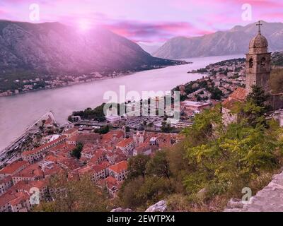 Luftaufnahme der Bucht von Kotor, St. John Festung, Festung in Montenegro. Stockfoto