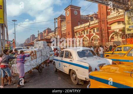 Blick auf die geschäftige Howrah Station mit Stau und Aussicht Von Hand gezogenem Wagen mit Eisenbahnfracht bei Kolkata Indien Stockfoto