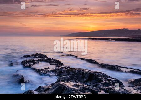 Sonnenuntergang in Ballinglanna an der Clonakilty Bay in West Cork Irland auf dem Wild Atlantic Way. Stockfoto