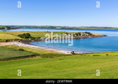 Blick über Blind Strand Strand an Courtmacsherry Bay an einem schönen Sommertag. Diese Region von West Cork liegt auf Irlands Wild Atlantic Way. Stockfoto