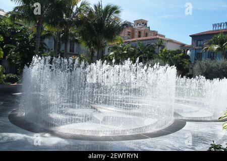Wasserfontänen am Rosemary Square, West Palm Beach, FL, USA Stockfoto