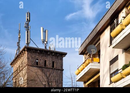 Antennen und Sender auf dem Dach. Technologie auf der Oberseite eines Gebäudes (5G, 4G) .Handy-Antennen auf einem Dach.Telekommunikation TV antennas.Communi Stockfoto