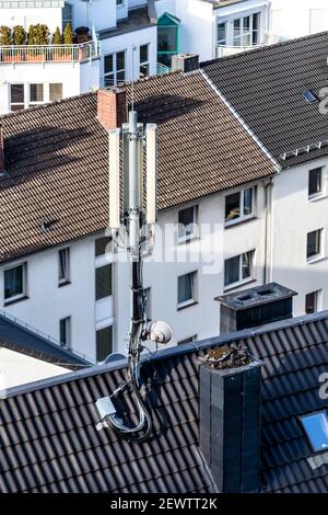Antennen und Sender auf dem Dach. Technologie auf der Oberseite eines Gebäudes (5G, 4G) .Handy-Antennen auf einem Dach.Telekommunikation TV antennas.Communi Stockfoto