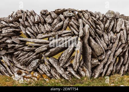 Ein typischer Kalkstein-Trockenbau in der Burren-Gegend der Grafschaft Clare, Irland. Stockfoto