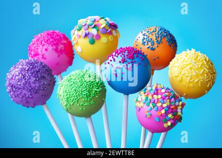 Bunte Kuchen knallt auf blauem Hintergrund Stockfoto