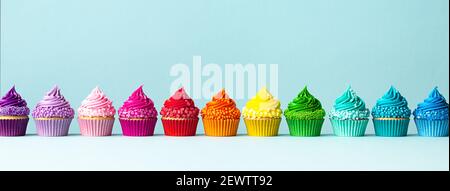 Reihe von bunten Cupcakes in Regenbogenfarben Stockfoto