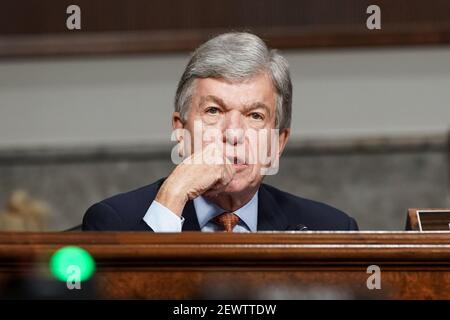 Washington, Usa. März 2021, 03rd. Senator Roy Blunt (R-Mo.) stellt Fragen während einer Anhörung im Senat für innere Sicherheit und Regierungsangelegenheiten/Regeln und Verwaltung, um den Angriff auf das US-Kapitol vom 6. Januar 2021 am Mittwoch, 3. März 2021 in Washington, DC zu untersuchen. Pool Foto von Greg Nash/UPI Kredit: UPI/Alamy Live Nachrichten Stockfoto