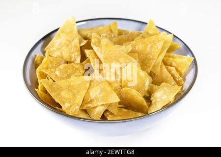 Eine Nahaufnahme einer Schüssel mit knackigen Nacho-Chips Stockfoto