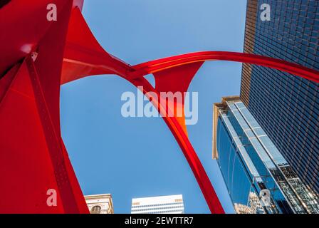 Blick auf Calders Flamingo oder stabil, wurde der Öffentlichkeit im Jahr 1974.it enthüllt befindet sich in 50 W Adams St, Chicago, IL 60610 Stockfoto