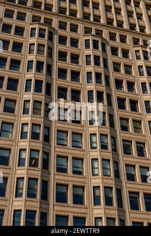 Blick auf eine Fensterwand in einem Chicago Wolkenkratzer. An Der Michigan Ave Chicago Illinois. Stockfoto