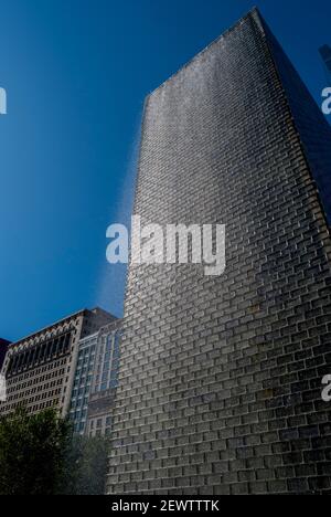 Crown Fountain eine öffentliche Skulptur mit einem Paar 50-ft. LED-Türme & ein reflektierender Pool, von Jaume Plensa in der Nähe des Art Institute of Chicago Mic Stockfoto