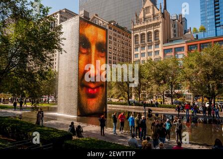 Crown Fountain eine öffentliche Skulptur mit einem Paar 50-ft. LED-Türme & ein reflektierender Pool, von Jaume Plensa in der Nähe des Art Institute of Chicago Mic Stockfoto