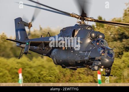 Ungarische Luftwaffe Mil Helicopters Mi-24P Hind 331 militärischer Angriff Hubschrauber fliegen über Szolnok Stadt Innenstadt Stockfoto