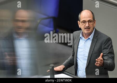 Berlin, Deutschland. März 2021, 03rd. Achim Kessler (die Linke) spricht vor den Abgeordneten des Deutschen Bundestages. Quelle: Kira Hofmann/dpa-Zentralbild/dpa/Alamy Live News Stockfoto