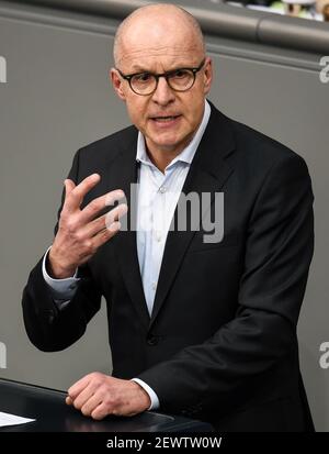 Berlin, Deutschland. März 2021, 03rd. Jörg Schneider (AfD) spricht mit den Abgeordneten des Deutschen Bundestages. Quelle: Kira Hofmann/dpa-Zentralbild/dpa/Alamy Live News Stockfoto