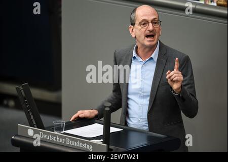 Berlin, Deutschland. März 2021, 03rd. Achim Kessler (die Linke) spricht vor den Abgeordneten des Deutschen Bundestages. Quelle: Kira Hofmann/dpa-Zentralbild/dpa/Alamy Live News Stockfoto