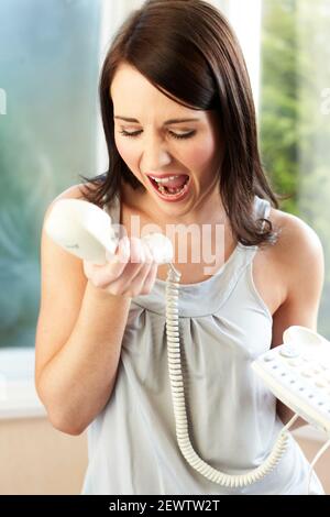 Frau schrie das Telefon zum Anrufer Stockfoto