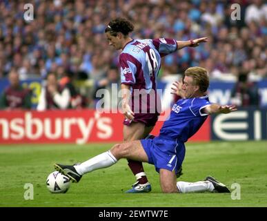 Didier Deschamps Fußballspieler von Chelsea, Mai 2000tackles Benito Carbone von Aston Villa während des FA Cup Finales im Wembley Stadion. Chelsea gewann das Spiel 1-0 Stockfoto