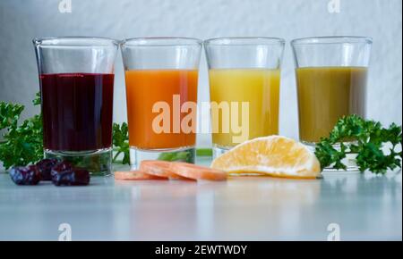 Shot Gläser gefüllt mit gesunden Säften und Gemüse Dekoration in Frontal Stockfoto