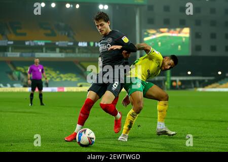 Norwich, Großbritannien. 3rd. März 2021; Carrow Road, Norwich, Norfolk, England, English Football League Championship Football, Norwich gegen Brentford; Mathias Jensen von Brentford konkurriert um den Ball mit Onel Hernandez von Norwich City Credit: Action Plus Sports Images/Alamy Live News Stockfoto