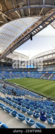 Russland, St.Petersburg, 19. August 2020: Das Fußballfeld des Stadionarena Gazprom, geht Vorbereitung für das Spiel, die Menschen warten auf den Beginn des Spiels, ein Stockfoto