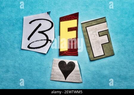 Das Akronym BFF ist die Abkürzung für "Best friends forever" und wird in der Topographie des Ransom Note Stils, USA, geschrieben Stockfoto