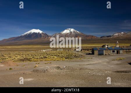 Die kleine Andenstadt Sajama mit dem Vulkan Parinacota im Hintergrund. Bolivianisches Altiplano, Südamerika Stockfoto