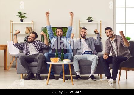 Vier fröhliche Männer Freunde fühlen sich glücklich mit Lieblings-Team-Tor Stockfoto